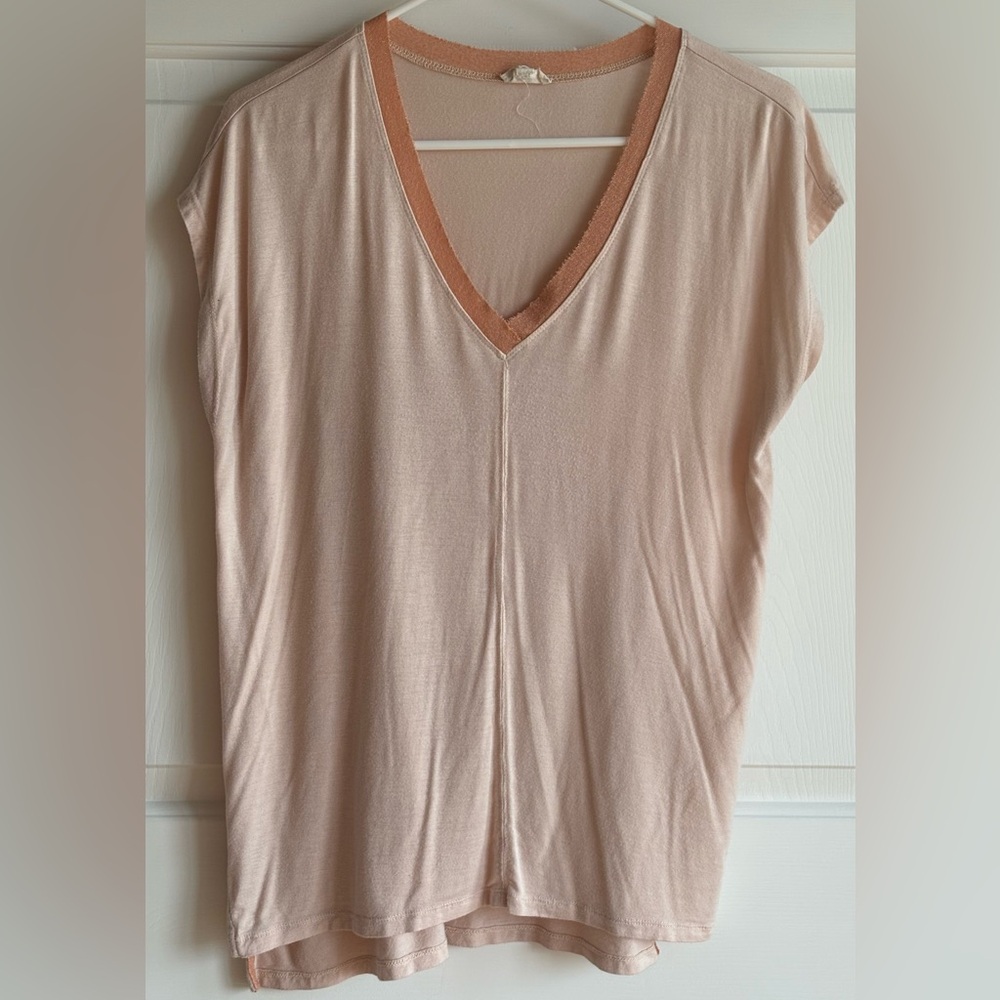 Women's Size Large Hem and Thread Brand Blush Colored V Neck Top EUC